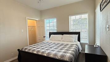 3 bedrooms, desk, iron/ironing board, free WiFi