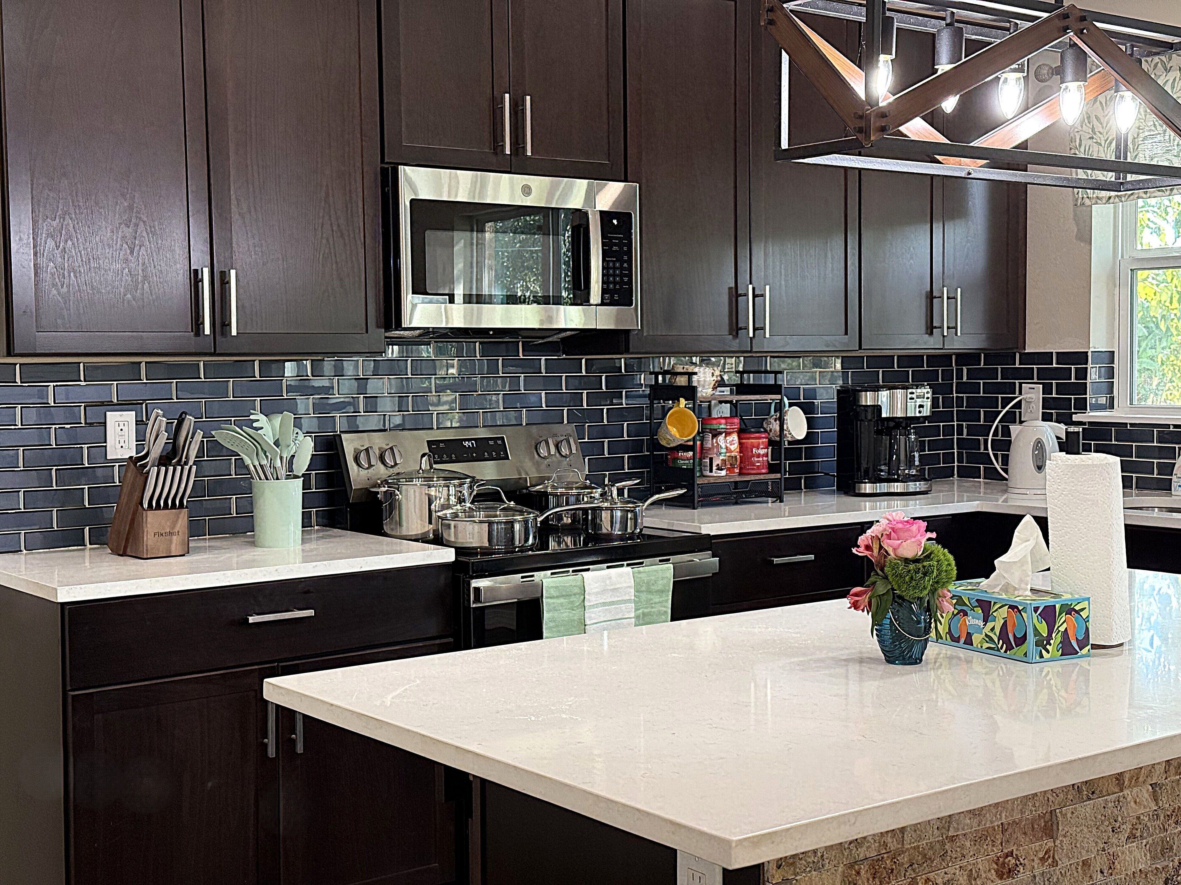 Refrigerador, microondas, horno y parrilla de estufa 