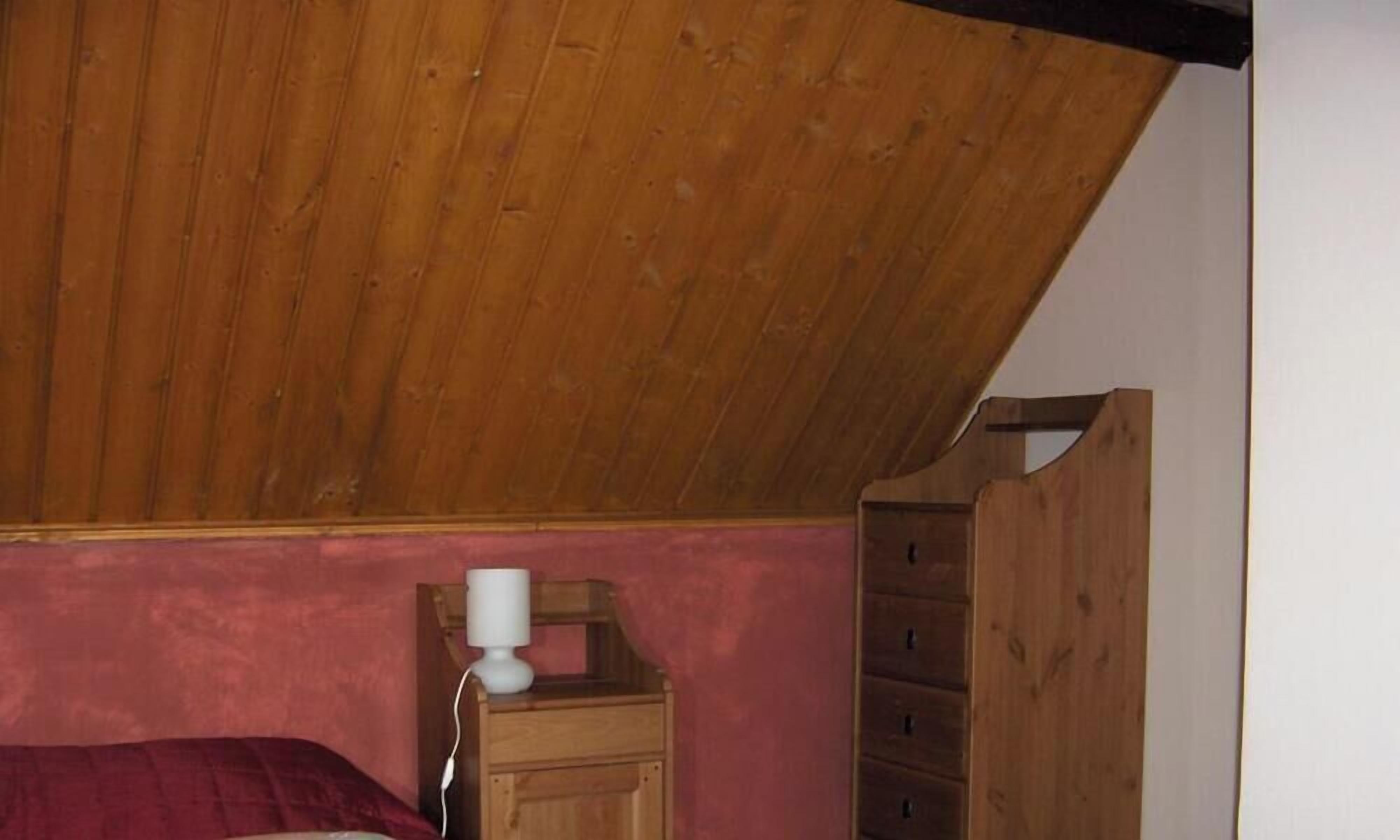 Travel cot, free WiFi
