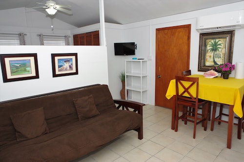 Screaming Reels Guest House Grand Turk
Amazing bungalow with AC in Cockburn Town