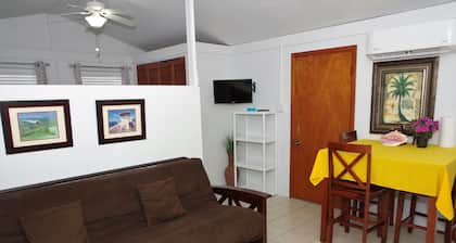 Screaming Reels Guest House Grand Turk
Amazing bungalow with AC in Cockburn Town