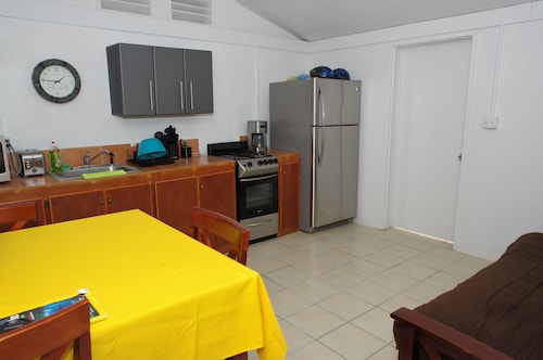 Screaming Reels Guest House Grand Turk
Amazing bungalow with AC in Cockburn Town