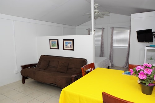 Screaming Reels Guest House Grand Turk
Amazing bungalow with AC in Cockburn Town