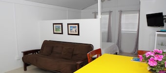 Screaming Reels Guest House Grand Turk
Amazing bungalow with AC in Cockburn Town
