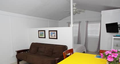 Screaming Reels Guest House Grand Turk
Amazing bungalow with AC in Cockburn Town