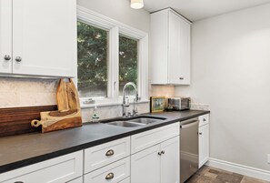 Mikrobølgeovn, ovn, kokeplater og oppvaskmaskin