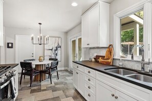 Mikrobølgeovn, ovn, kokeplater og oppvaskmaskin