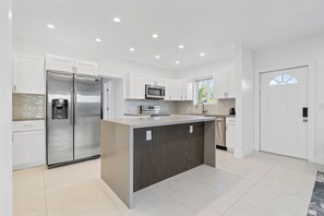 Kjøleskap, mikrobølgeovn, ovn og kokeplater