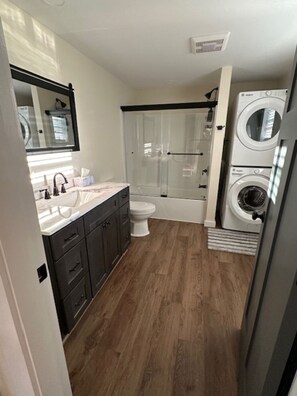 Shower, hair dryer, towels, soap - 3 bedroom fully renovated country home (Franklin)