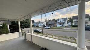 En inglasad veranda med utsikt över en bostadsgata.