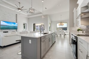 Geladeira, micro-ondas, fogão, cooktop