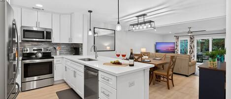 Refrigerador, microondas, horno y parrilla de estufa