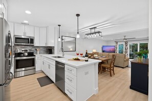 Kjøleskap, mikrobølgeovn, ovn og kokeplater