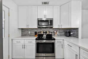 Geladeira, micro-ondas, fogão, cooktop