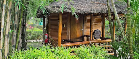 Deluxe-Bungalow, Balkon, Gartenblick | Bügeleisen/Bügelbrett, kostenloses WLAN