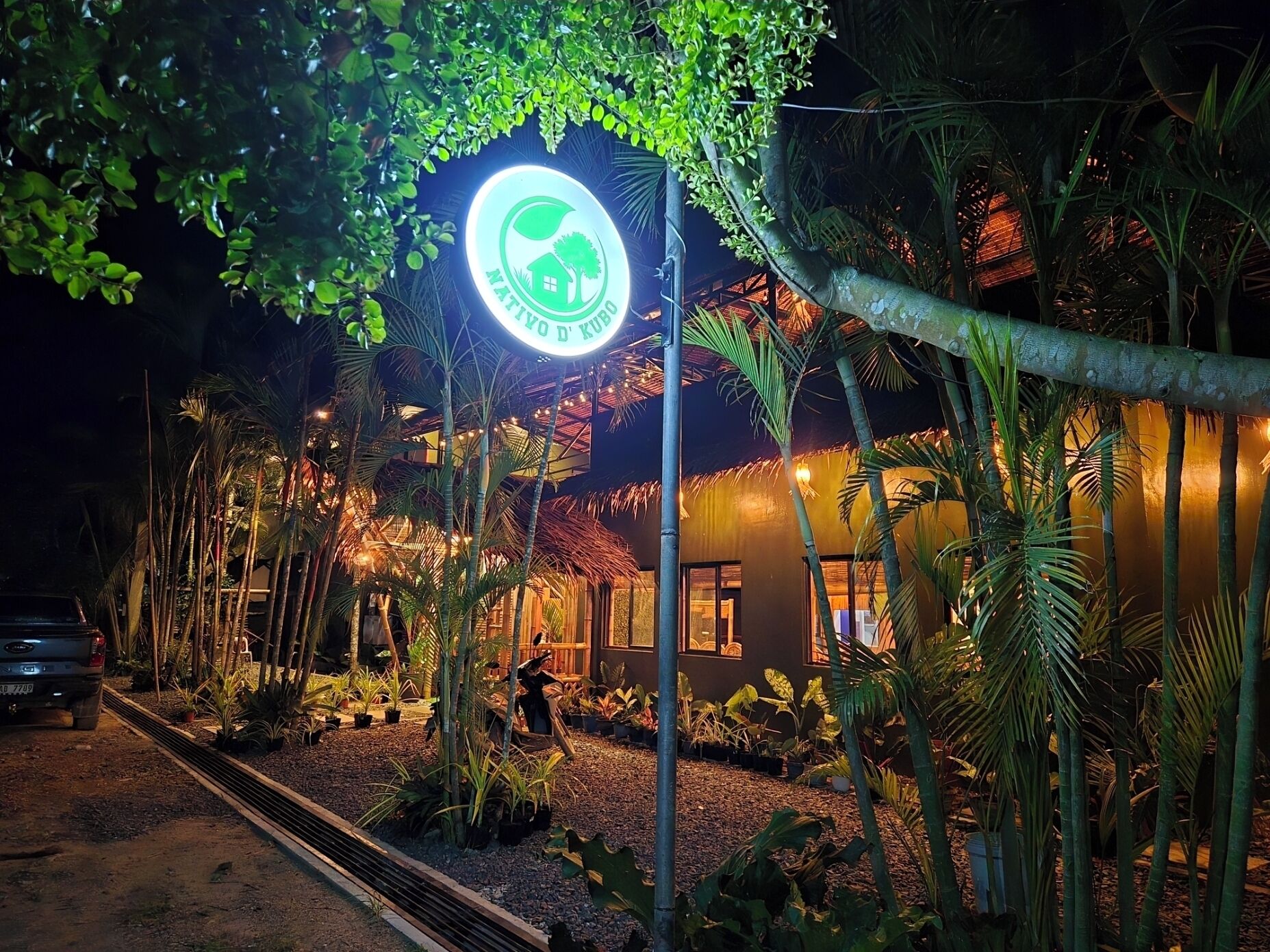 A well-lit building with a sign that reads "NATIVO D'KUSO".