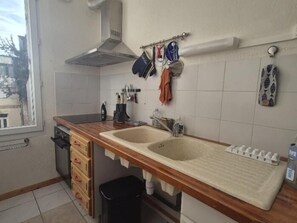 Refrigerador, microondas, horno y cafetera y tetera 