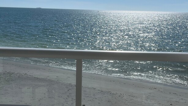 Un balcone con vista sulla spiaggia e sul mare.