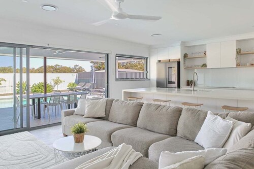 Surfrider Hideaway - steps to beach