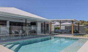 Pool - Surfrider Hideaway - steps to beach (Sunshine Coast)