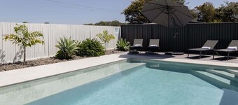 Surfrider Hideaway - steps to beach