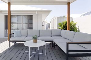 Terrace/patio - Surfrider Hideaway - steps to beach (Sunshine Coast)