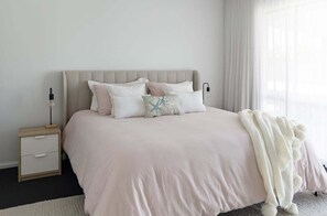 4 bedrooms - Surfrider Hideaway - steps to beach (Sunshine Coast)