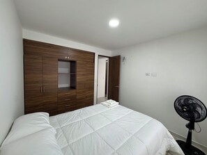 3 habitaciones, tabla de planchar con plancha, wifi y ropa de cama