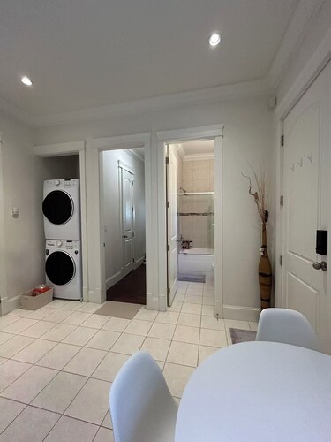 Welcome to Katie’s Room: Cozy 2-Bedroom, 9 Min Drive to Airport