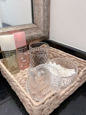 تجهيزات دش، مجففات شعر، مناشف، صابون