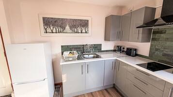 Fridge, cookware/dishes/utensils