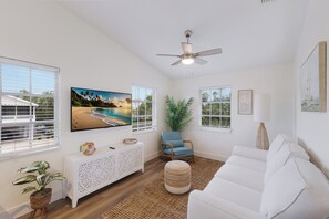 Smart TV - The Pelican’s Nest – Cozy Stay Near the Beach (Bradenton Beach)