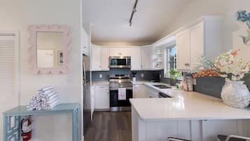 Geladeira, micro-ondas, fogão, cooktop