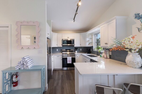 Fridge, microwave, oven, stovetop - The Pelican’s Nest – Cozy Stay Near the Beach (Bradenton Beach)