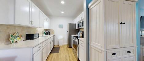 冷蔵庫、電子レンジ、オーブン、コンロ