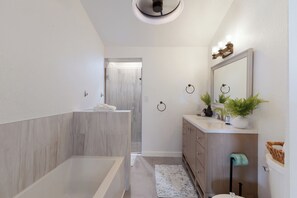Een douche, een haardroger, handdoeken