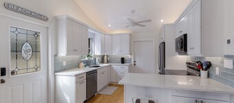 Stay at Pine Key- A Cozy Beach Cottage Retreat!