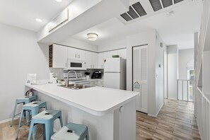 Fridge, microwave, oven, stovetop - Sunsets & Daydreams – Good Times & Sunshine! (Holmes Beach)