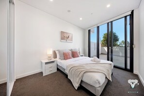 Tabla de planchar con plancha, wifi, ropa de cama