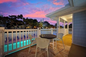 Outdoor dining - The High Tide Hideaway @ The Beach (North Myrtle Beach)