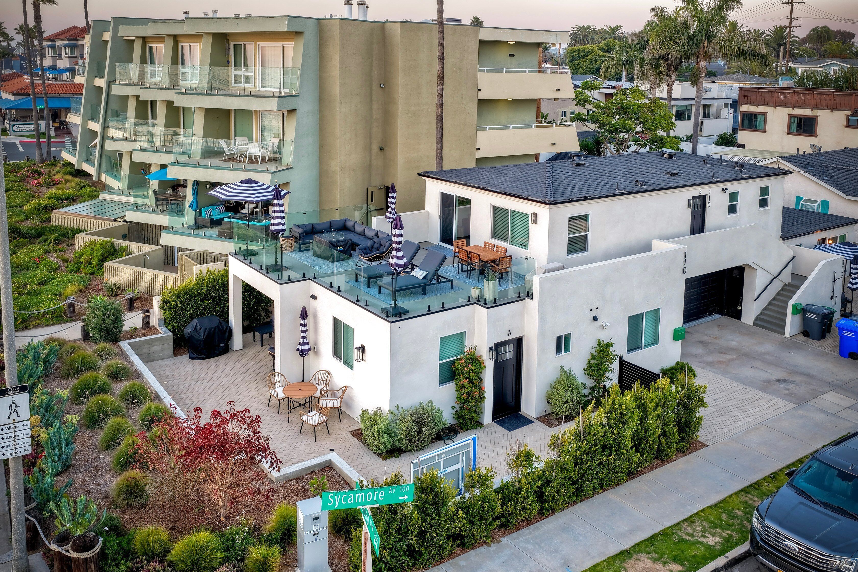 Un hôtel moderne doté d’un salon sur le toit, d’un espace extérieur aménagé et d’un jardin bien entretenu.