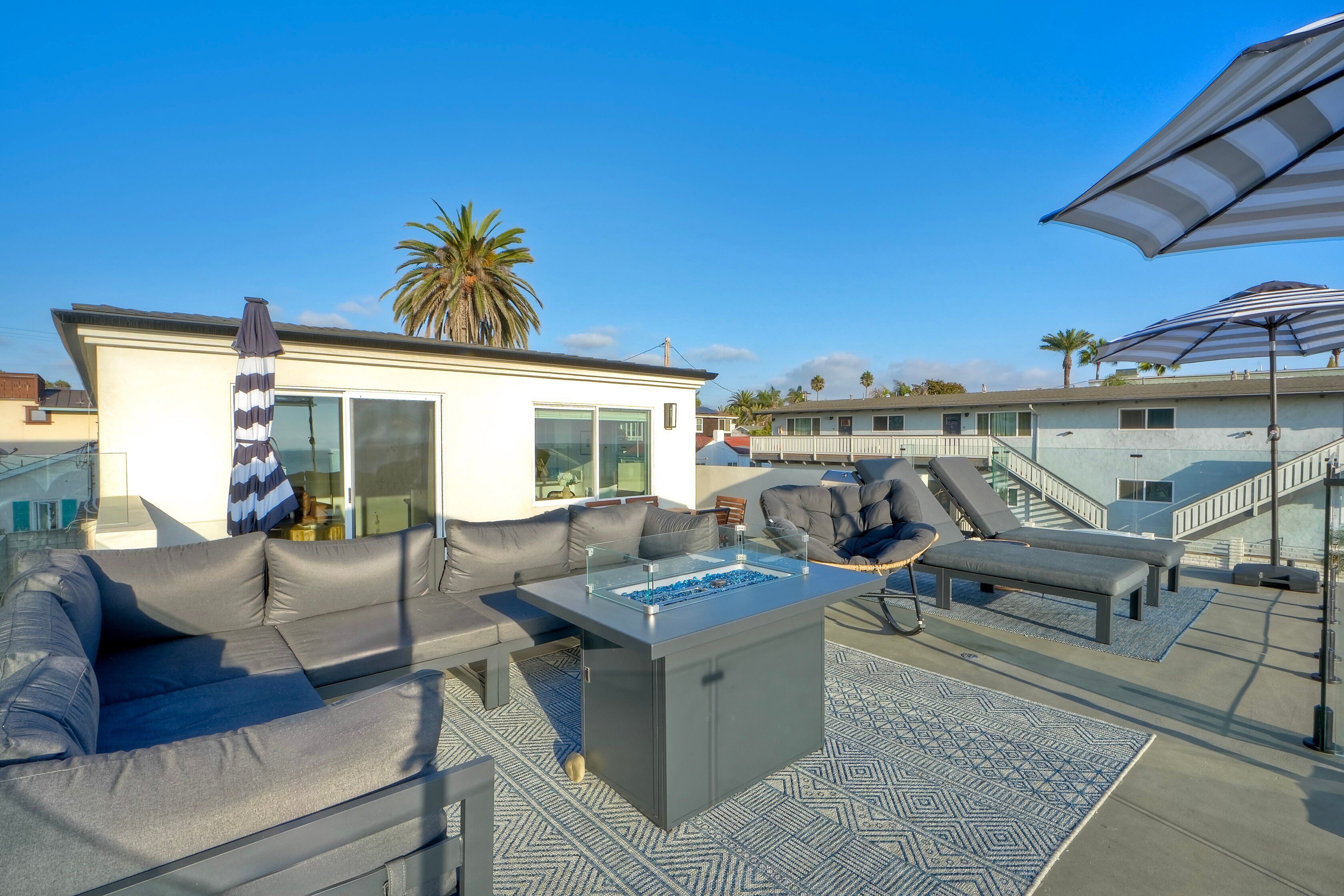 Une terrasse sur le toit aménagée avec un canapé, une table basse et une table de billard.