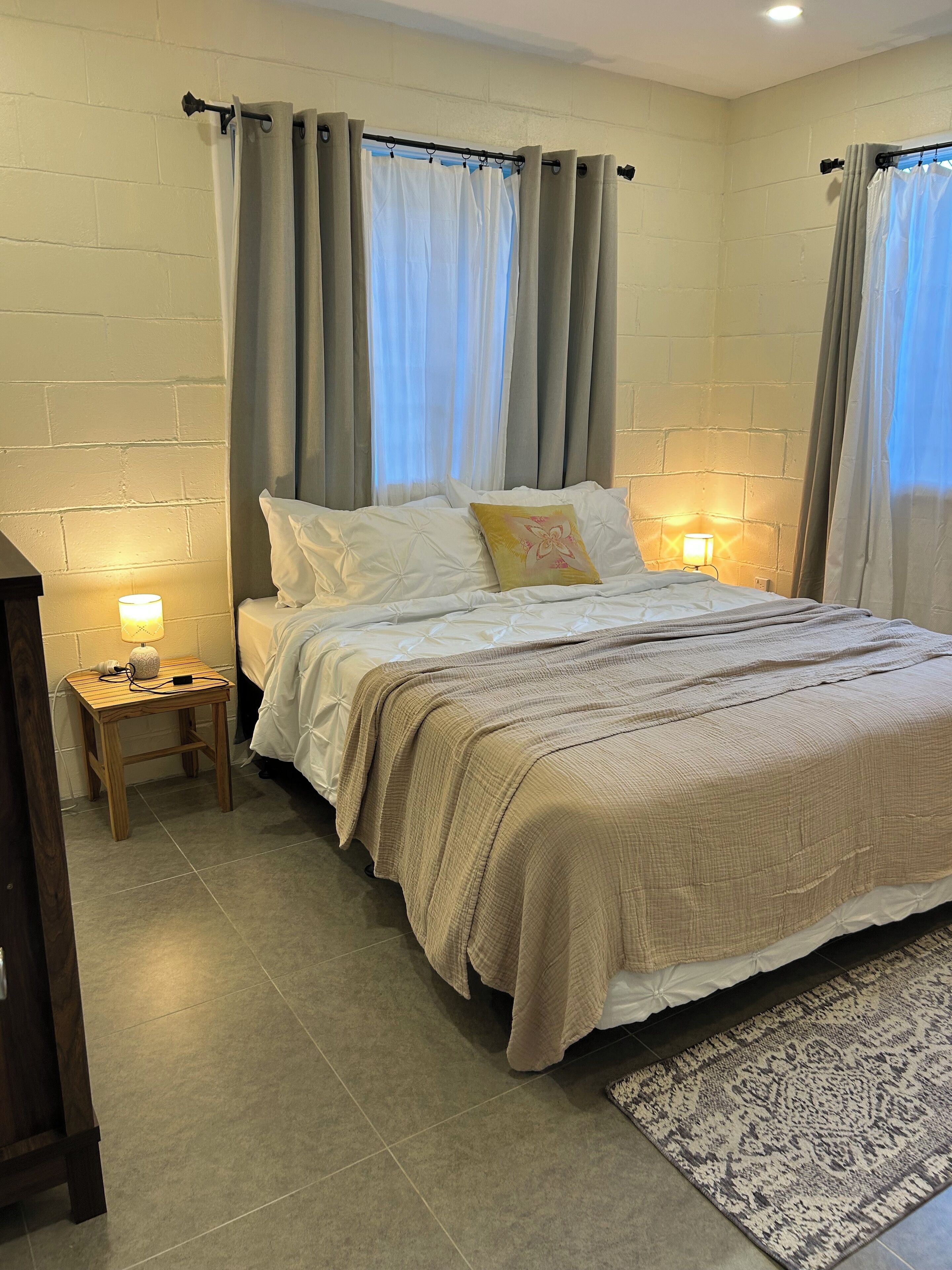 2 habitaciones, escritorio, tabla de planchar con plancha y wifi gratis 