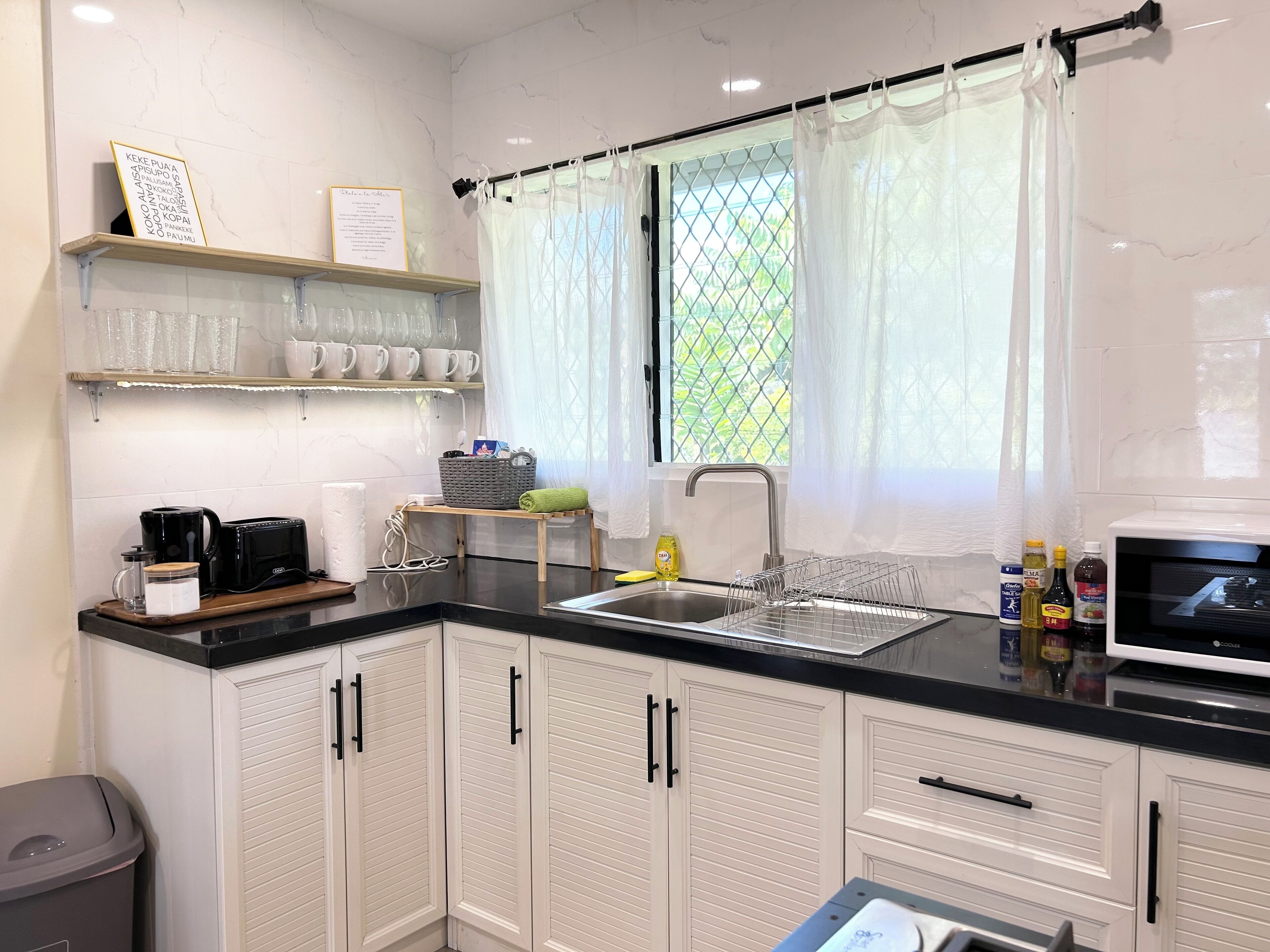 Kühlschrank, Mikrowelle, Herdplatte, Wasserkocher