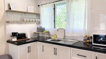 Refrigerador, microondas, parrilla de estufa y tetera eléctrica
