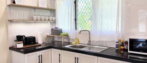 Een koelkast, een microgolfoven, een kookplaat, een waterkoker