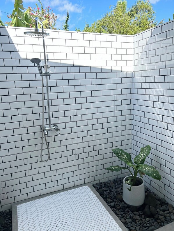 Property grounds - Modern Comfort, 2BDR with outdoor shower 5 mins to Apia 🌺Vaimoana Unit🌺 (Apia)