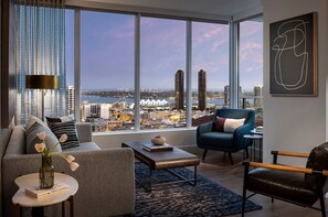 TV - Sky-High Luxury Gaslamp Dream  jaw drop Views, minutes from Petco Park, Gaslamp (San Diego)
