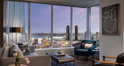 Sky-High Luxury Gaslamp Dream jaw drop Views, minutes from Petco Park, Gaslamp