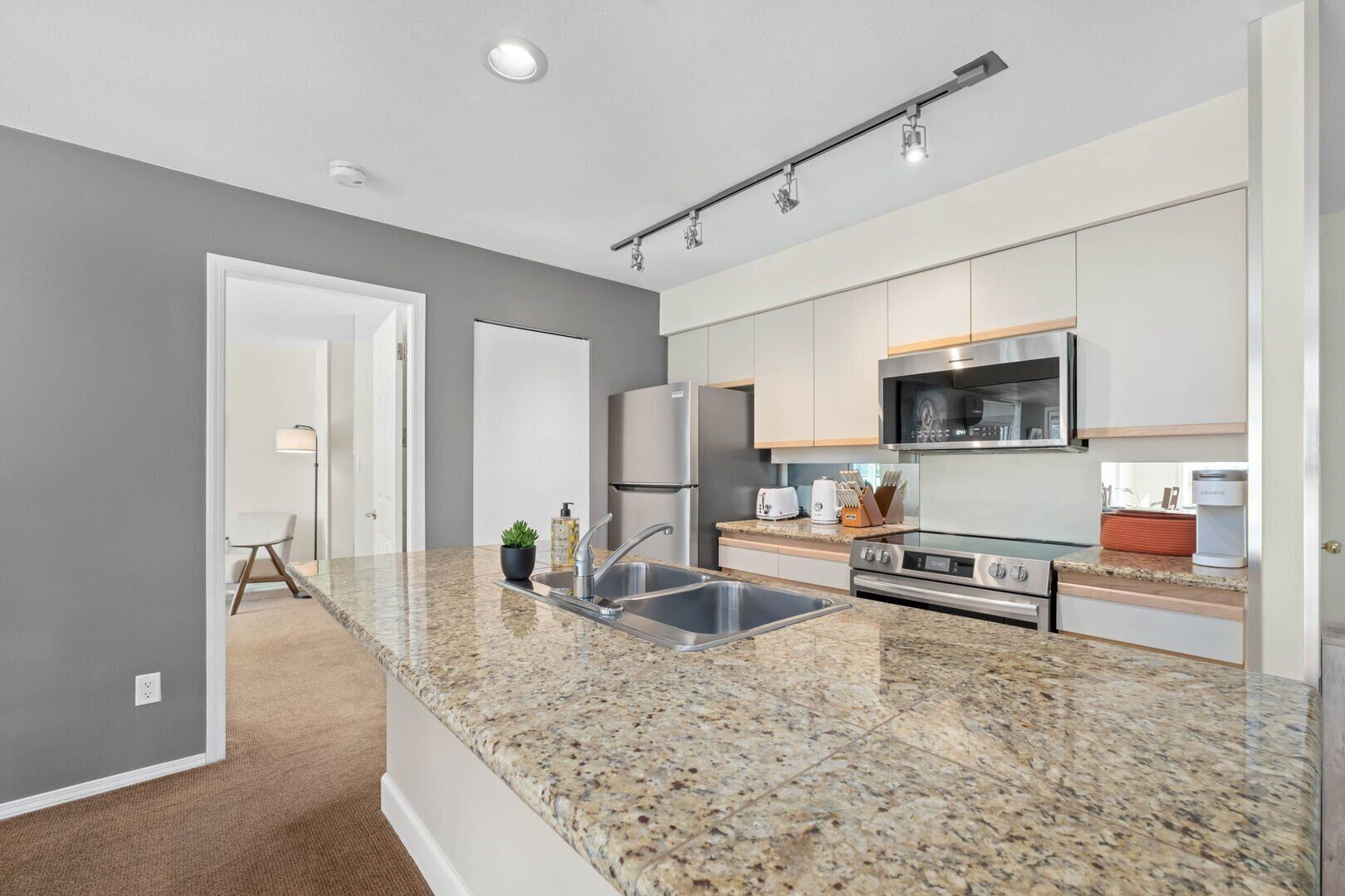 Réfrigérateur, micro-ondes, four, plaque de cuisson